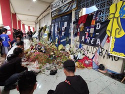 Jelang 7 Hari Tragedi Kanjuruhan, Ratusan Warga Mulai Berdatangan ke Stadion