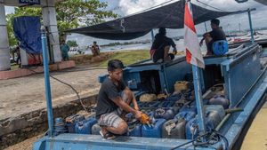 Potret Nelayan Isi Jeriken dengan Solar Bersubsidi di Atas Perahu