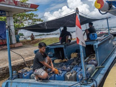 Potret Nelayan Isi Jeriken dengan Solar Bersubsidi di Atas Perahu