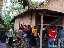 Rekonstruksi Pembunuhan 1 Keluarga di Way Kanan, 2 Pelaku Diteriaki Warga