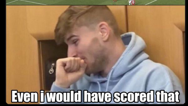 Ronaldo Gagal Cetak Gol dari Depan Gawang, Kena Ledek Meme deh