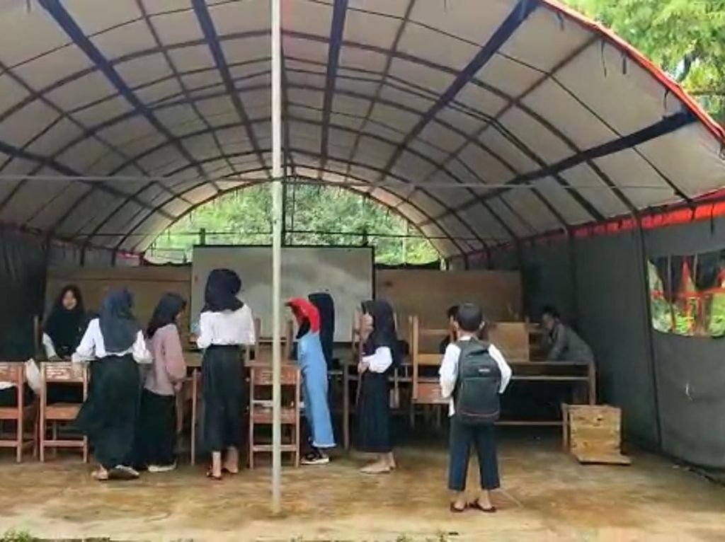 Curhat Siswa SDN Tasik Belajar di Tenda, Kepanasan hingga Digigit Nyamuk