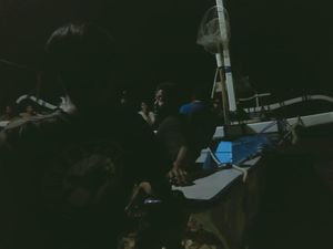 2 Nelayan Terombang-ambing, Jukung Terbalik di Perairan Les Buleleng 2 Nelayan Terombang-ambing, Jukung Terbalik di Perairan Les Buleleng