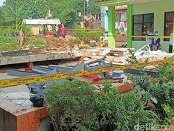 Puing Tembok MTsN 19 Jaksel Roboh Masih Berserakan, Garis Polisi Terpasang