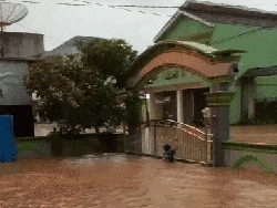 Banjir di Sukabumi Rendam Mobil-Rumah