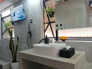 Penampakan Toilet Mewah Ala Hotel Bintang 5 di Pantai Berawa Penampakan Toilet Mewah Ala Hotel Bintang 5 di Pantai Berawa