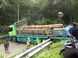 Truk Trailer Muat Pipa Gagal Melintas di Tikungan, Lalin di Trenggalek Macet