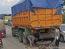 Jalur Grobogan-Semarang Via Gubug Macet, Ada Truk Tronton Pecah Ban