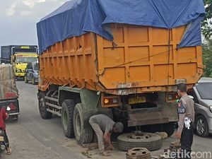 Jalur Grobogan-Semarang Via Gubug Macet, Ada Truk Tronton Pecah Ban Jalur Grobogan-Semarang Via Gubug Macet, Ada Truk Tronton Pecah Ban