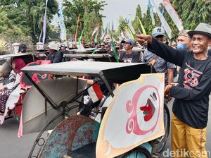 Sumringah Tokidi, Tukang Becak yang Ikut Kirab HUT Indramayu
