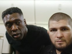 Saat Khabib Nurmagomedov dan Clarence Seedorf Kalah Tenar dari Elang di Pesawat