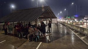 Waduh! Warga Dirikan Bedeng di Tengah Tol Cimanggis-Cibitung