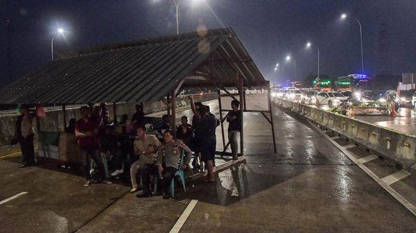 Waduh! Warga Dirikan Bedeng di Tengah Tol Cimanggis-Cibitung