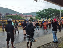 Anarkis Warga Manokwari Serang Truk-Ambulans gegara Keluarga Tewas Ditabrak