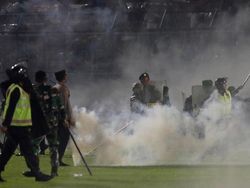 Polisi Tahan 6 Tersangka Tragedi Stadion Kanjuruhan
