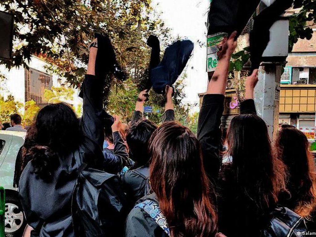 Aksi Protes Mahasiswa Iran Menentang Rezim Pemerintah