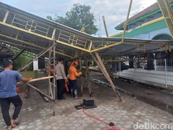 Hujan Es Disertai Angin Kencang Rusak Rumah dan Masjid di Jombang