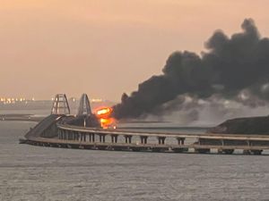 Antrean Panjang Kendaraan Imbas Ledakan di Jembatan Crimea Antrean Panjang Kendaraan Imbas Ledakan di Jembatan Crimea