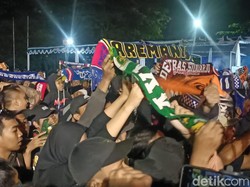 Aremania dan Bonek Kesampingkan Rivalitas Hormati Korban Tragedi Kanjuruhan Aremania dan Bonek Kesampingkan Rivalitas Hormati Korban Tragedi Kanjuruhan