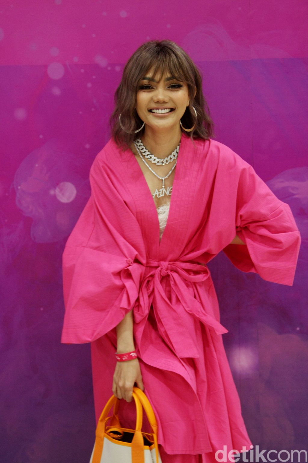 Artis Baju Pink di acara Caren delano