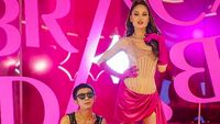 Adu Gaya Artis Berbaju Pink di Acara Caren Delano, Cinta Laura Curi Atensi