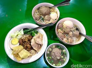 Bakso Hj. Yatmin: Enaknya Bakso dan Mie Ayam Ini Sudah Dikenal Sejak 1966 Bakso Hj. Yatmin: Enaknya Bakso dan Mie Ayam Ini Sudah Dikenal Sejak 1966