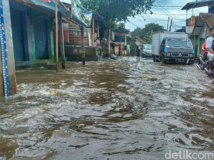 Banjir Dayeuhkolot Bandung Berangsur Surut, Warga Tetap Waspada