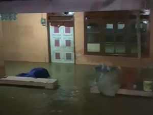 Banjir Setinggi Dada Terjang 7 Kelurahan di Palopo, Warga Mengungsi Banjir Setinggi Dada Terjang 7 Kelurahan di Palopo, Warga Mengungsi