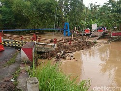 Banjir Trenggalek Meluas, 6 Kecamatan Terdampak-1 Jembatan Putus