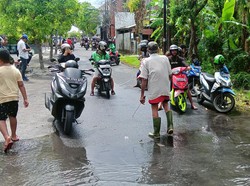 Driver Gojek-Warga Terpaksa Putar Balik karena Terjebak Banjir