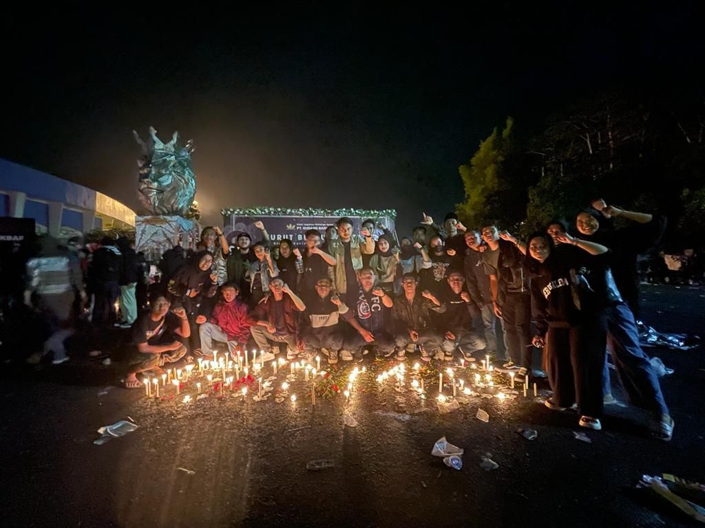 BEM Nusantara Doa Bersama dan Nyalakan 1.000 Lilin di Stadion Kanjuruhan