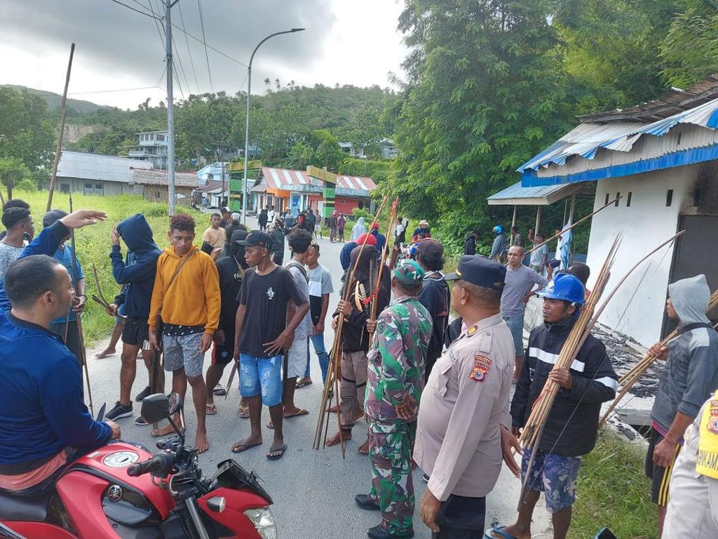 Bentrok Warga di Maluku Tenggara Diawali Tawuran Pelajar, Ortu Ikut-ikutan Bentrok Warga di Maluku Tenggara Diawali Tawuran Pelajar, Ortu Ikut-ikutan