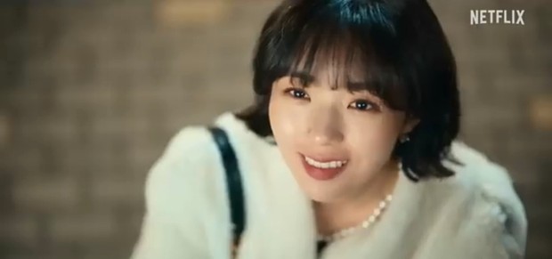 Chae Soo Bin sebagai Pyo Ji Eun/Foto: youtube.com/Netflix Asia Pyo Ji Eun adalah seorang manager promosi sebuah brand mewah.
