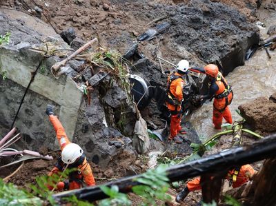 Foto-foto Evakuasi 3 Korban Tewas Akibat Jalan Ambles di Bangli