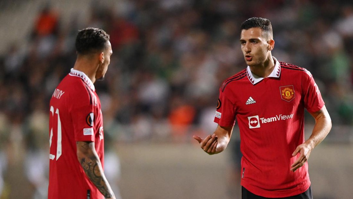 Diogo Dalot (kanan) berbicara dengan Antony. (Foto: Manchester United via Getty Imag/Manchester United)