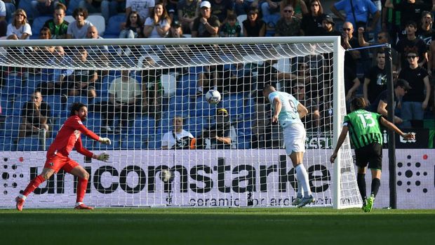 REGGIO NELL'EMILIA, ITALY - OCTOBER 08: Andrea Consigli of US Sassuolo attempts to make a save as Edin Dzeko of FC Internazionale scores their side's second goal during the Serie A match between US Sassuolo and FC Internazionale at Mapei Stadium - Citta' del Tricolore on October 08, 2022 in Reggio nell'Emilia, Italy. (Photo by Alessandro Sabattini/Getty Images)