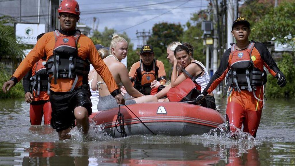 Potret Ratusan Turis Dievakuasi Saat Banjir di Seminyak Bali