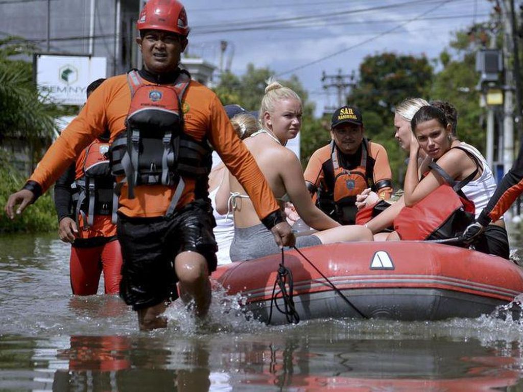 Potret Ratusan Turis Dievakuasi Saat Banjir di Seminyak Bali