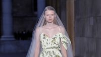 10 Gaun Indah Erdem untuk Koleksi Spring/Summer 2023, Serba Monokrom