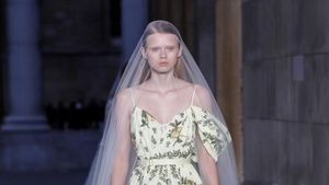 10 Gaun Indah Erdem untuk Koleksi Spring/Summer 2023, Serba Monokrom