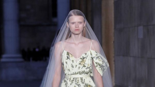 10 Gaun Indah Erdem untuk Koleksi Spring/Summer 2023, Serba Monokrom