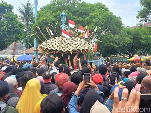 Serunya Berebut Gunungan saat Grebeg Maulid Puncak Sekaten Solo Serunya Berebut Gunungan saat Grebeg Maulid Puncak Sekaten Solo