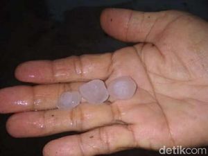 Hujan Es di Bojonegoro Sebesar Kelereng Hujan Es di Bojonegoro Sebesar Kelereng