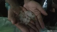 Penampakan Hujan Es di Loram Kulon Kudus Sore Ini