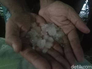 Penampakan Hujan Es di Loram Kulon Kudus Sore Ini Penampakan Hujan Es di Loram Kulon Kudus Sore Ini