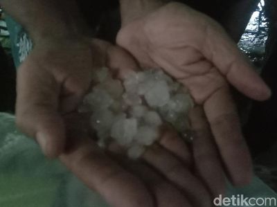Penampakan Hujan Es di Loram Kulon Kudus Sore Ini
