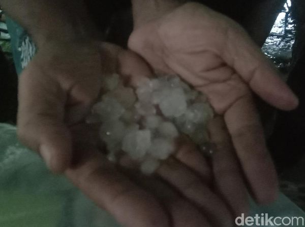 Penampakan Hujan Es di Loram Kulon Kudus Sore Ini