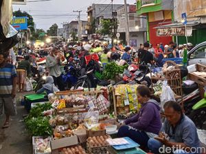 Suasana Pasar Tertua di Blitar yang Kini Kembali Ramai dan Padat Suasana Pasar Tertua di Blitar yang Kini Kembali Ramai dan Padat