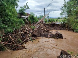 Jembatan Penguhubung Desa di Ponorogo Hancur Diterjang Banjir Besar