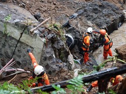 2 Mobil-1 Motor Nyemplung di Jalan Jebol Bangli Tak Langsung Diangkat